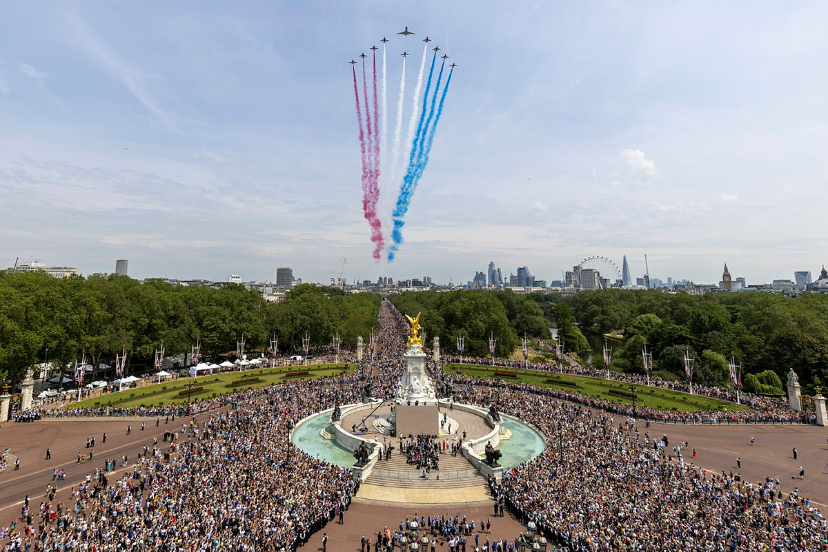 Red arrows at coronation